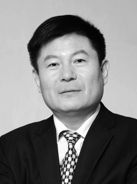 张福仁,山东第一医科大学附属皮肤病医院主任医师、研究员、院长。他长期从事皮肤病防治研究工作,带领团队突破了制约消除麻风危害的科学瓶颈,构建了皮肤病医防融合新体系,不仅超预期实现了“全国消除麻风危害规划(2011—2020)”目标,为创造一个没有麻风的世界贡献了中国智慧,也解决了全省新发再发感染性皮肤病快速处置和罕见重症皮肤病的诊治难题。